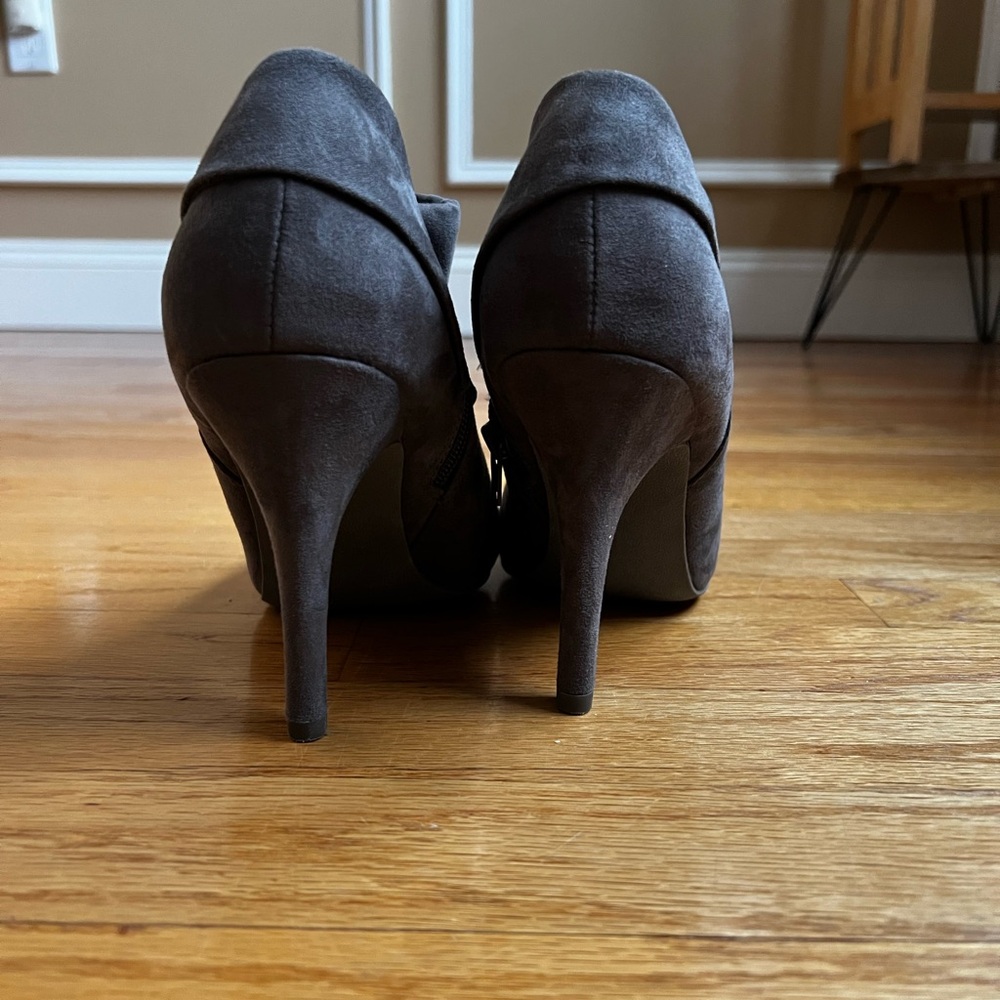 Grey heels - Picture 2 of 3